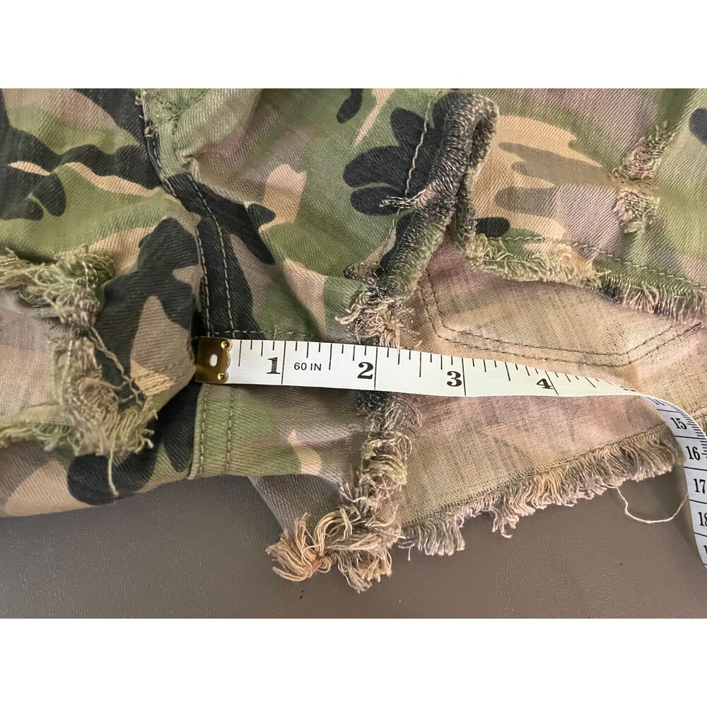 Black Orchid Los Angeles low rise camo distressed cut off shorts - Picture 12 of 13